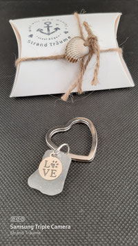 Schlüsselring in Herzform mit echtem Seeglas in Weiß und Tierpfotenanhänger aus Edelstahl