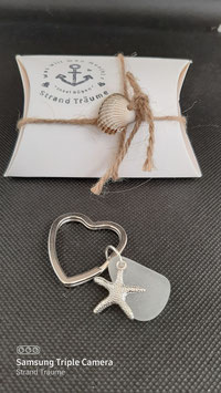 Schlüsselring in Herzform mit echtem Seeglas in Weiß und Seesternanhänger