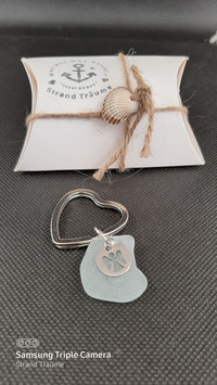 Schlüsselring in Herzform mit echtem Seeglas in Weiß und Schutzengelanhänger aus Edelstahl
