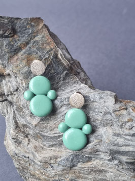 Viere grüne und ein silberner Punkt