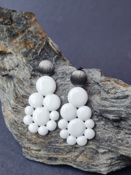 Ohrstecker 1 schwarzer und 10 weiße Punkte