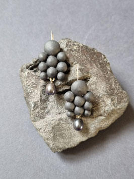 schwarzer Ohrhänger mit schwarzer Perle