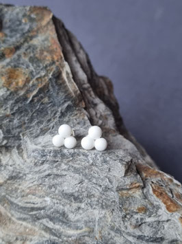 Drei kleine weiße Punkte