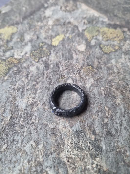 rundlicher Porzellanring mit vielen Saphiren