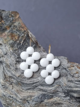 7 weiße Punkte mit goldener Schließe