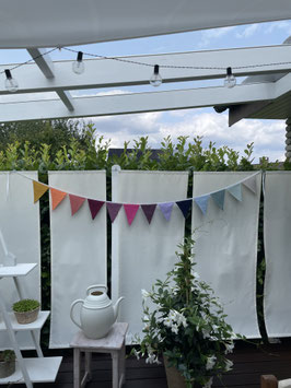 Bunte Wimpelkette aus Musselinstoff