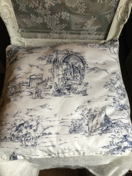 nr: 66 kussen 40 x 40 cm met toile de jouy blauwe stof