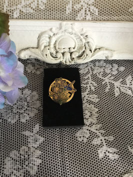 nr:B17 broche goudkleurig en blauw met ijsvogel
