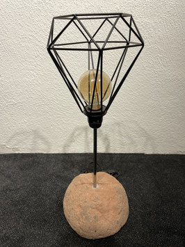 Lampe aus rotem Stein