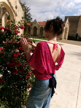 haut jeannette rouge fleurs bleues