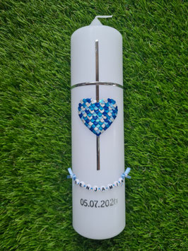 Taufkerze TK205 Kreuz Herzmosaik in Türkis-Hellblau-Dunkelblau-Silber Holoflitter/Buchstabenkette