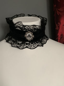 Halsband / Choker Rüschenborte Samt- und Satinband und Brosche Batlady Wunschanfertigung