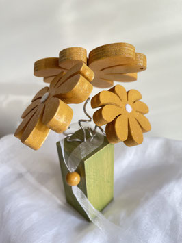 Blume mit drei Blüten -gelb-