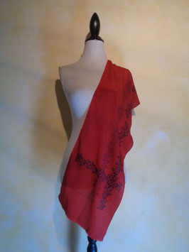 Foulard rouge fleuri