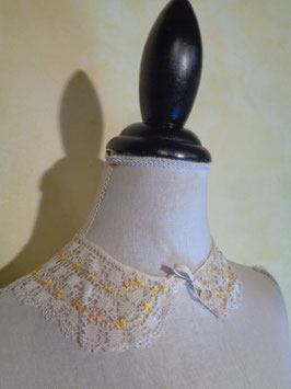 Col dentelle jaune 1900