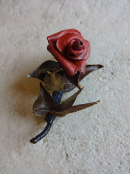 Broche rose cuir