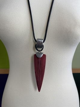 nr 25 ketting aan koord. Pegel is van kunststof.
