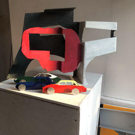 Drei Autos vor Skulptur