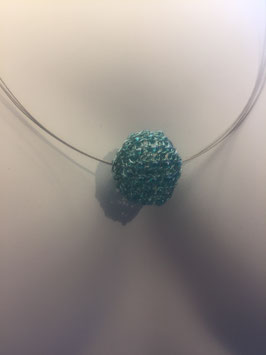 Eisgrüne Kugel mit eingearbeiteten Glasperlen auf 3fach Edelstahlseidenband mit Edelstahlschraubverschluss