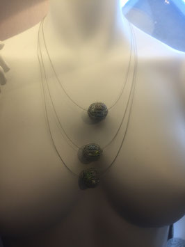 3 fach Edelstahlkugelcollier mit eingearbeiteten Glaswachsperlen auf 3 Edelstahlseidenband mit Edelstahlschraubverschluss