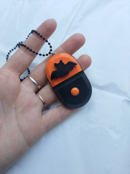 Collier Halloween Pill