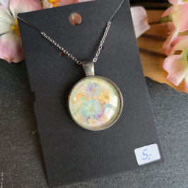 Kette mit Blumenanhänger