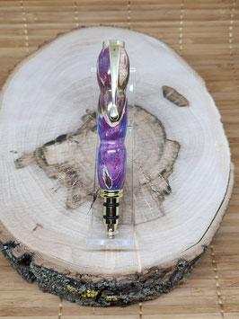 Gedrechselt aus violetten, blauen und braunem Holz