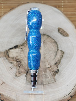 Meeresglitzer ist aus blauem Acryl mit viel Glitzer, wie das Meer im Sonnenschein