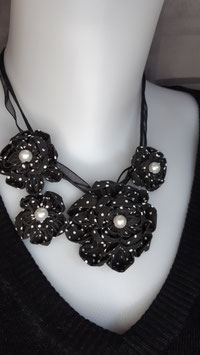 Collier asymétrique 4 fleurs noir pois blancs