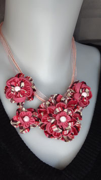 Collier asymétrique 4 fleurs rose