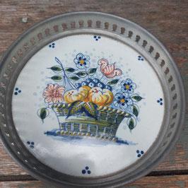Schitterende onderzetter aardewerk Harlingen met bloemenmand, diameter 12 cm
