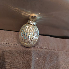 B1047 oude kerstbal zilver walnoot 4,5 cm