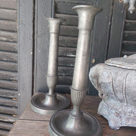 Set van 2 sobere vertinde kandelaars, hoogte 25 cm