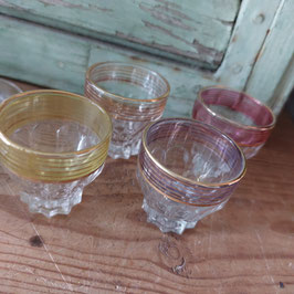 Set van 4 brocante borrelglaasjes of shotglaasjes met gouden biezen en kleurtjes, afmetingen 4x4 cm