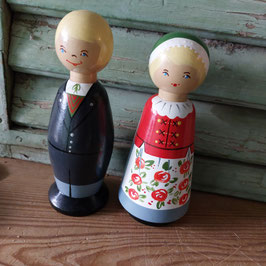 Mooie vintage set uit Zweden, van Aja Tra Uppsala, mannetje en vrouwtje van hout als wijnopener en bieropener, hoogte 16 cm prijs voor de set