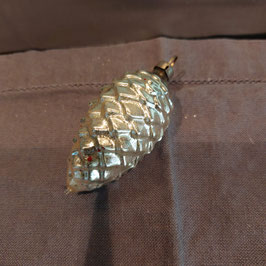 B1038 oude kerstbal zilver dennenappel 7 cm