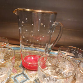 Prachtige brocante kan of pitcher voorzien van witte stippen en gouden rand, afmetingen 19x11 cm