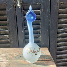 Mooie bijzondere Jack in the Pulpit of Calla vaas, bicolor geetst glas wit blauw, met geemailleerd decor, pontil, hoogte 28 cm