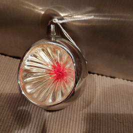 B668 oude kerstbal Ajeko deuk met rood roze en glazen oogje, hoogte 7,5 cm