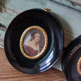 prachtige brocante geretoucheerde en gesigneerde portretjes van dames in ovale lijst, afmetingen 9,5 x 8 cm prijs per stuk