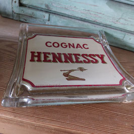 Bijzonder stuk, deze brocante betaalschaal van Hennessy Cognac in stevig glas, 19 x 18 cm