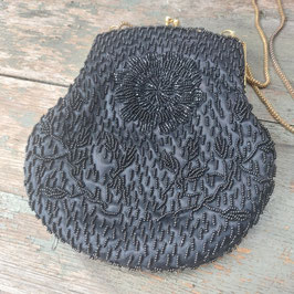 Prachtige brocante avondtas, bezaaid met kraaltjes en handige beugelsluiting. Afmetingen zonder hengsel 20 x 17 cm