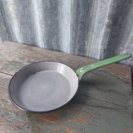 Mooie brocante emaille koekenpan reseda groen, afmetingen zonder handvat 17,5 x 3 cm