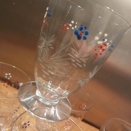 Mooie Franse brocante water of sapglazen, met gravure en geemailleerde bloemetjes, 11x7 cm prijs voor de set van 6