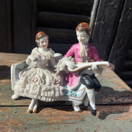 Mooi brocante beeld van dame en heer op bankje van porselein, afmetingen 11 x 11 x 7 cm
