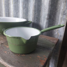 Mooie brocante emaille steelpan reseda groen met biezen en schenktuit, afmetingen zonder handvat 15 x 8 cm