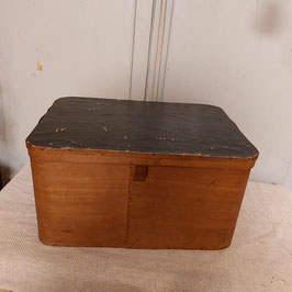 Prachtige antieke stevige spanen doos, waarin vroeger items in vervoerd werden. De deksel is aan de buitenzijde ook nog bekleed met geverfd linnen. Afmetingen 23 x 43 x 30 cm