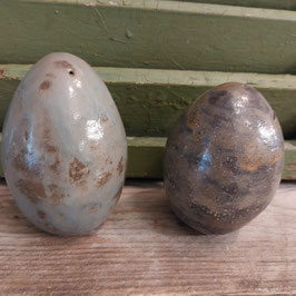 prachtige handgemaakte eieren van aardewerk met rammeltje erin, hoogte 14 cm prijs per stuk