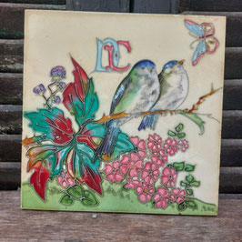 Prachtige Franse Barbotine tegel met vogels, bloemen en monogram, afmetingen 20 x 20 cm