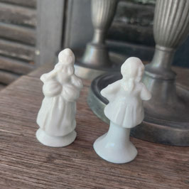 Schattig miniatuur setje van dame en heer in wit porselein, hoogte 6 cm